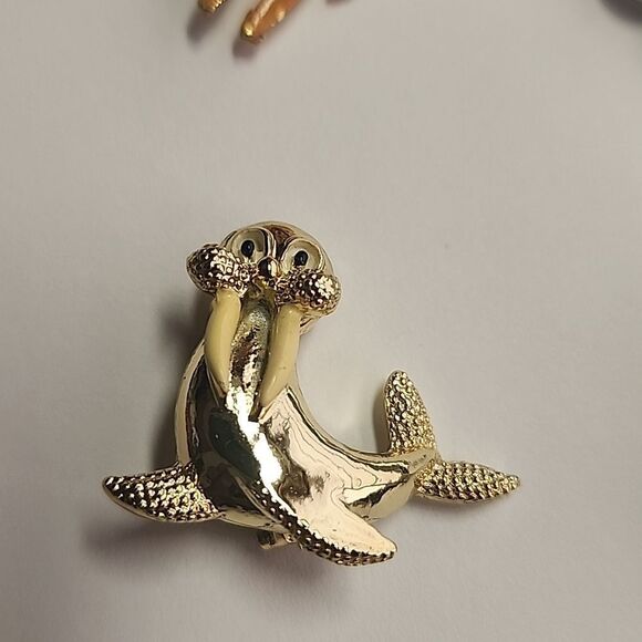Vintage Whimsical Metal Animal Brooches Pig Deer Walrus Fish Bird - Picture 5 of 9